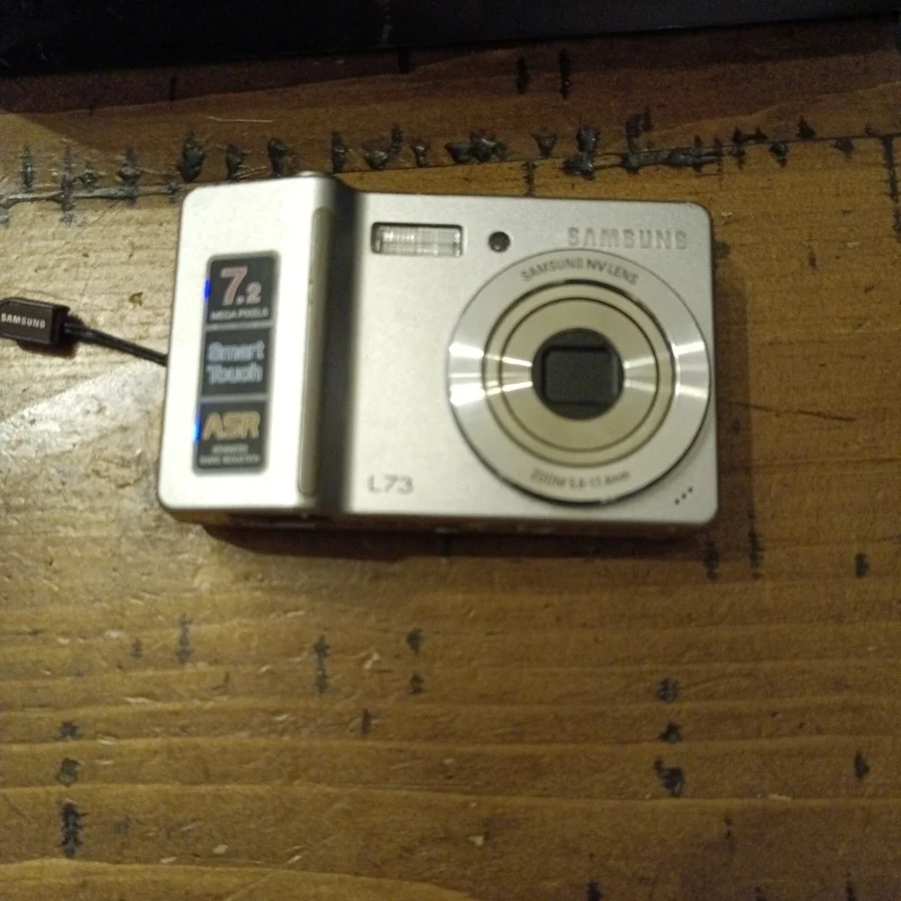 Samsung L73 Digital Camera 7.2MP Silver Compact Point and Shoot Box UNTESTED b4